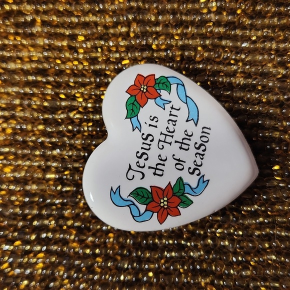 House Of Lloyd Ceramic Jesus is the Heart of the Season Pin Brooch - Picture 2 of 5
